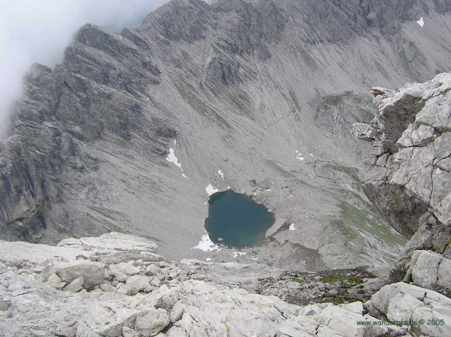 tiefgrüner Hermannskarsee vom Großen Krottenkopf herab © wanderpfa.de tiefgrüner Hermannskarsee vom Großen Krottenkopf herab © wanderpfa.de