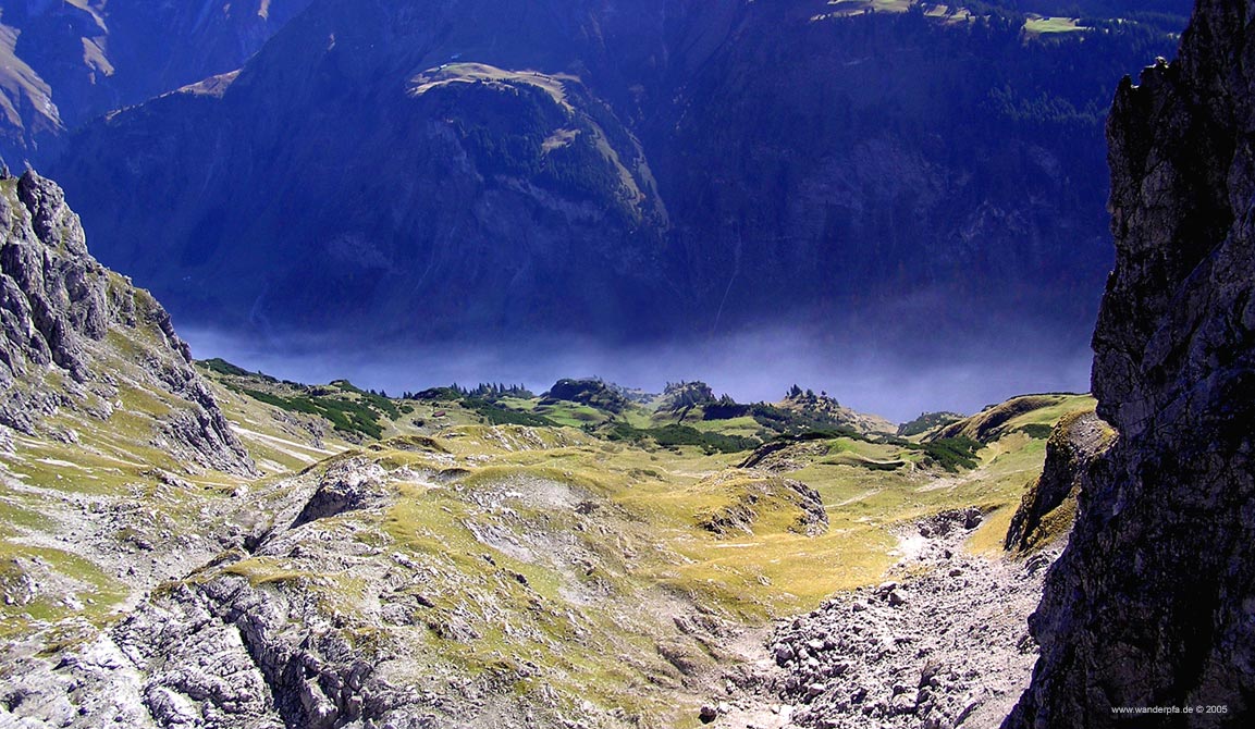 Blick vom Mittleren Schafalpenkopf auf dem Mindelheimer Klettersteig hinunter zum Taufersberg Blick vom Mittleren Schafalpenkopf auf dem Mindelheimer Klettersteig hinunter zum Taufersberg